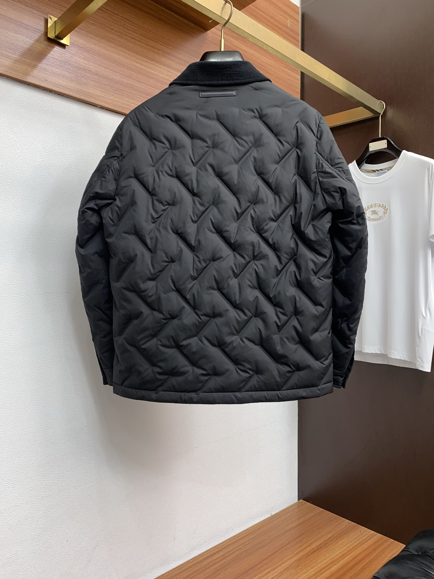 普拉达 25秋冬男士时尚商务翻领羽绒服 轻奢时尚休闲风格，轻盈保暖柔软！低调系列时尚百搭，就是有型！香港