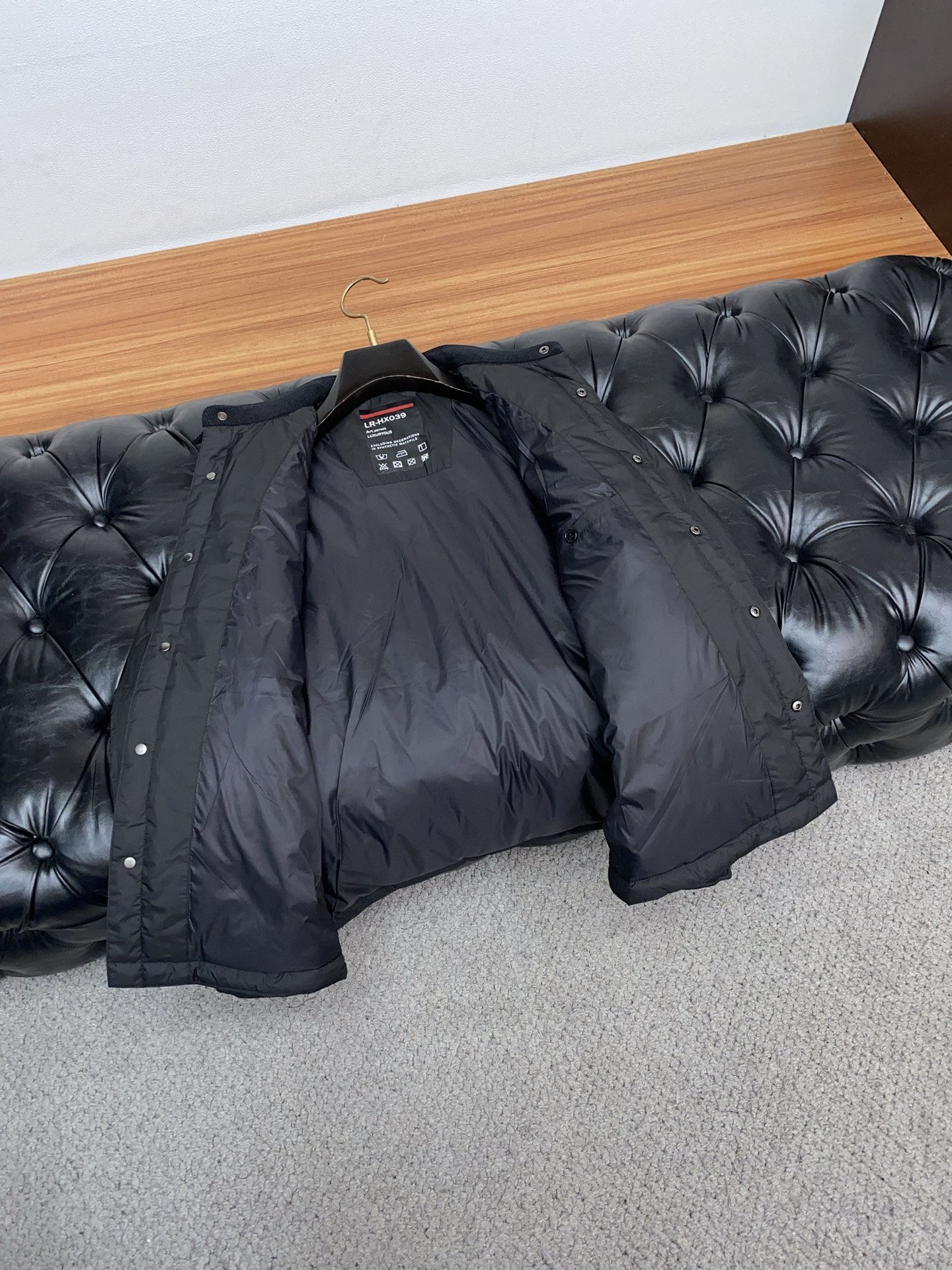 普拉达 25秋冬男士时尚商务翻领羽绒服 轻奢时尚休闲风格，轻盈保暖柔软！低调系列时尚百搭，就是有型！香港