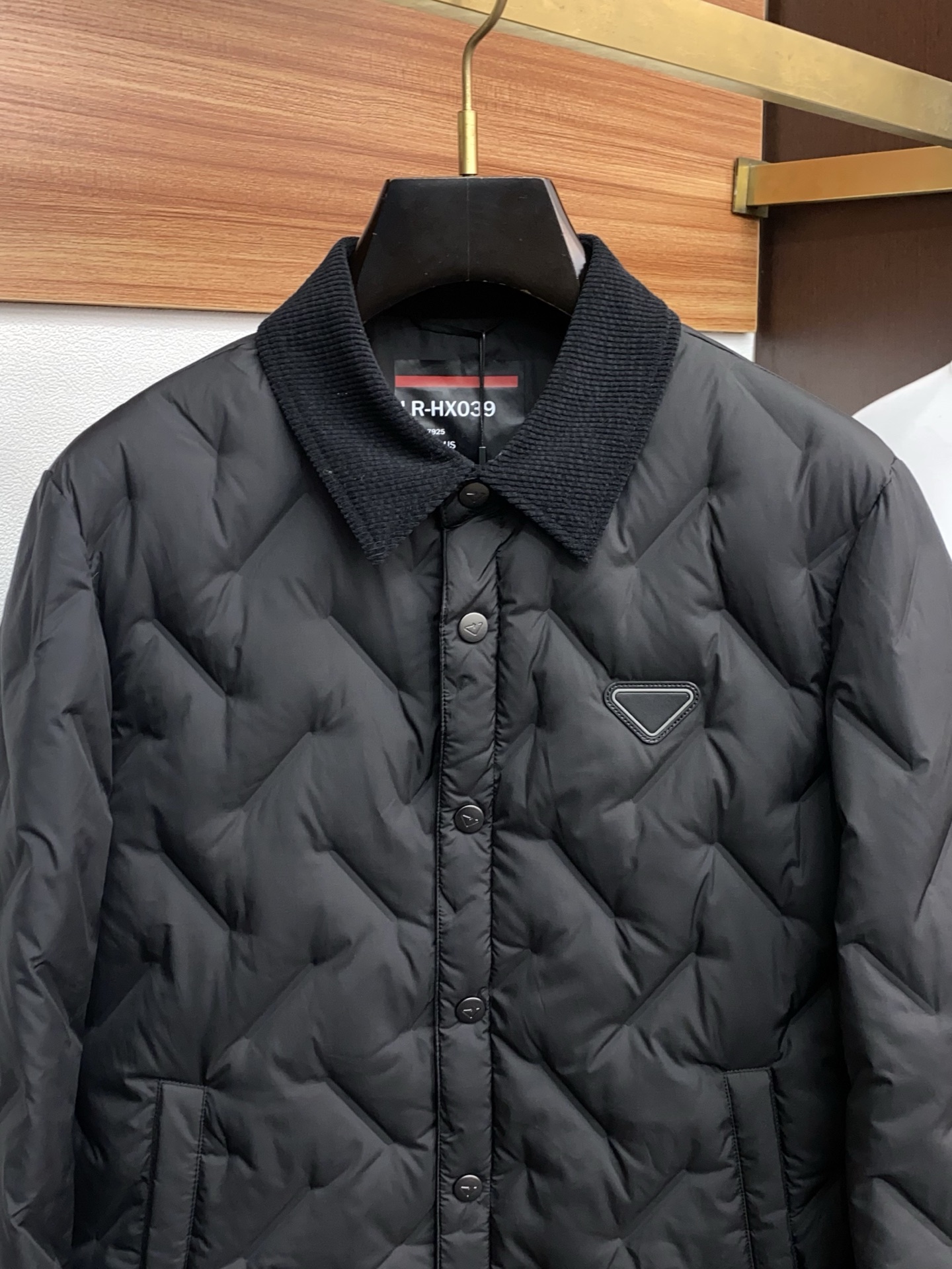 普拉达 25秋冬男士时尚商务翻领羽绒服 轻奢时尚休闲风格，轻盈保暖柔软！低调系列时尚百搭，就是有型！香港