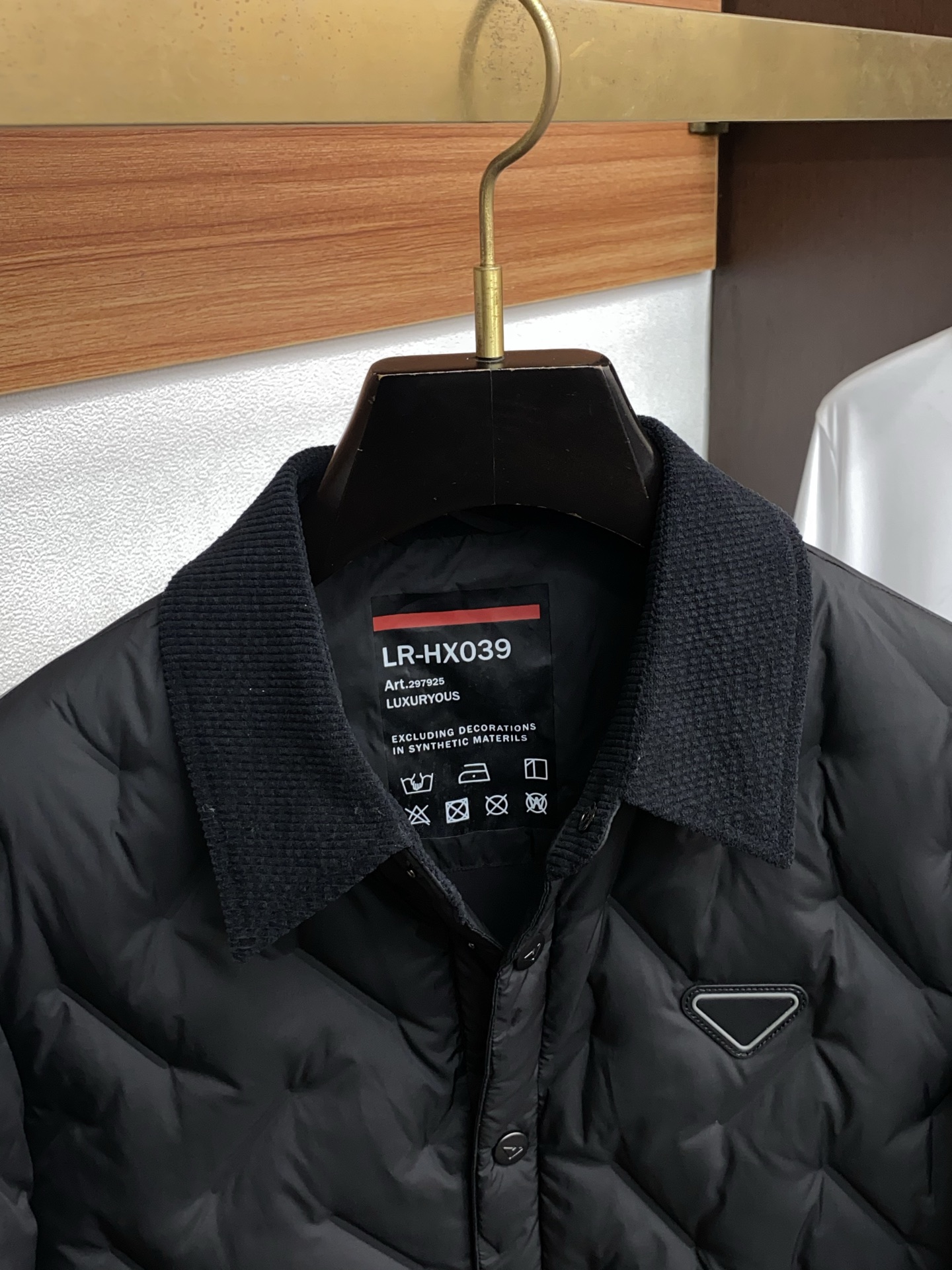 普拉达 25秋冬男士时尚商务翻领羽绒服 轻奢时尚休闲风格，轻盈保暖柔软！低调系列时尚百搭，就是有型！香港