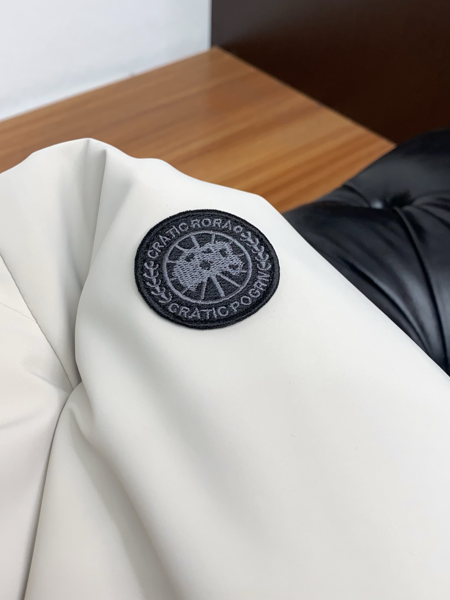 大鹅 25秋冬男士时尚原版专柜同步羽绒服 轻奢时尚休闲风格，轻盈保暖柔软！低调系列时尚百搭，就是有型！香