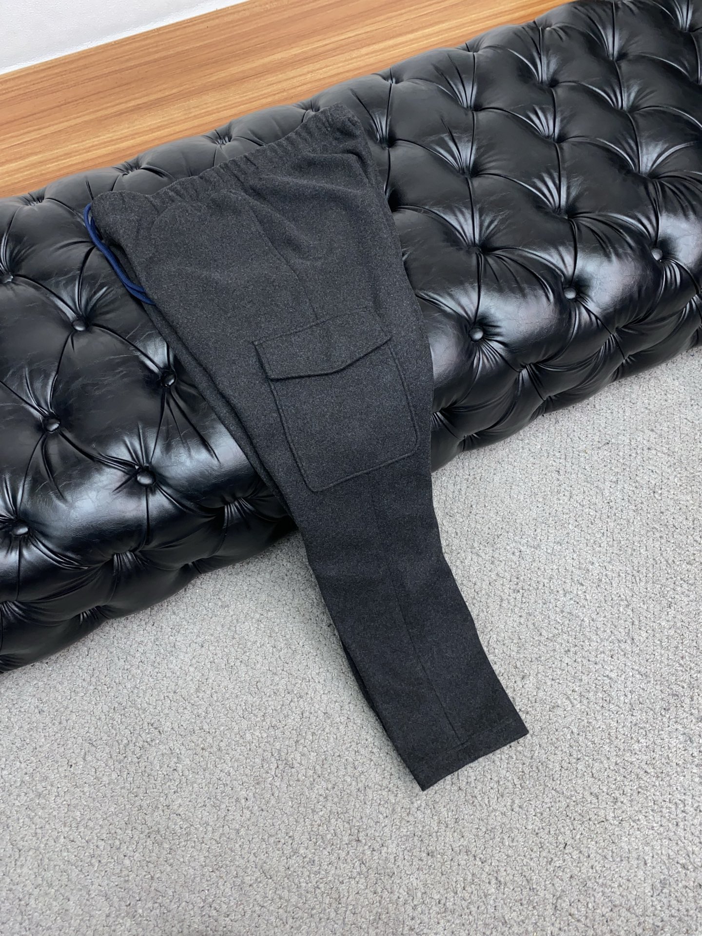 普拉达 25SS新款羊毛呢抽绳卫裤，男士经典红蓝标识刺绣运动休闲长裤！贸易公司渠道稀出，领先官网发售！法