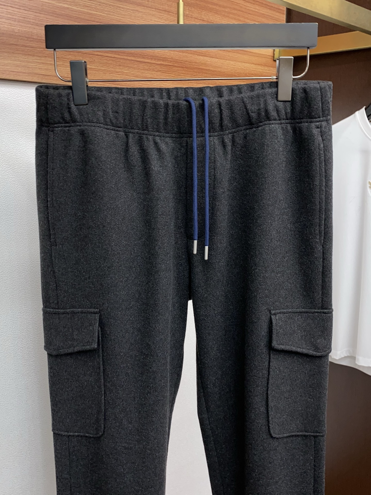 普拉达 25SS新款羊毛呢抽绳卫裤，男士经典红蓝标识刺绣运动休闲长裤！贸易公司渠道稀出，领先官网发售！法