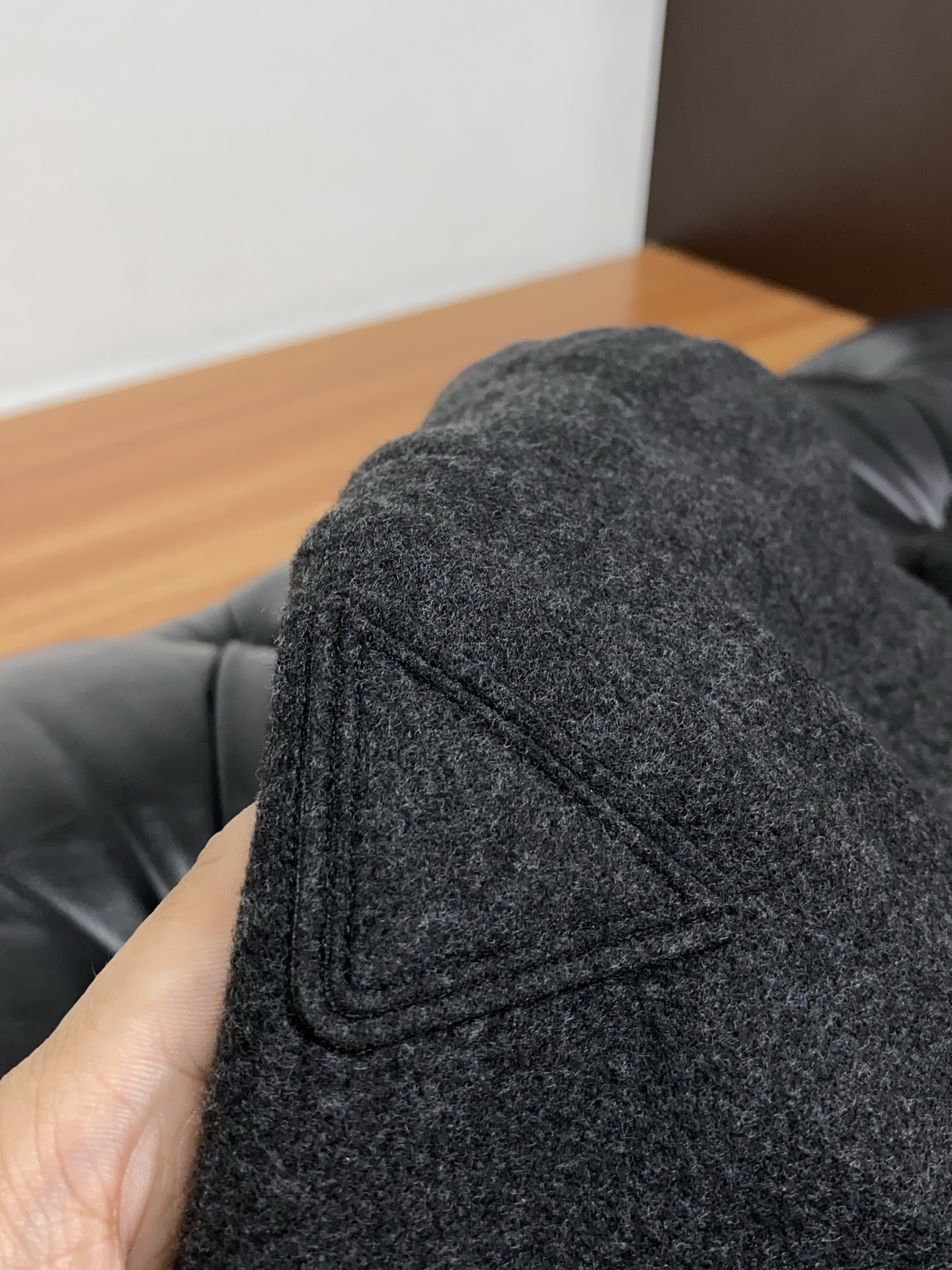 普拉达 25SS新款羊毛呢抽绳卫裤，男士经典红蓝标识刺绣运动休闲长裤！贸易公司渠道稀出，领先官网发售！法