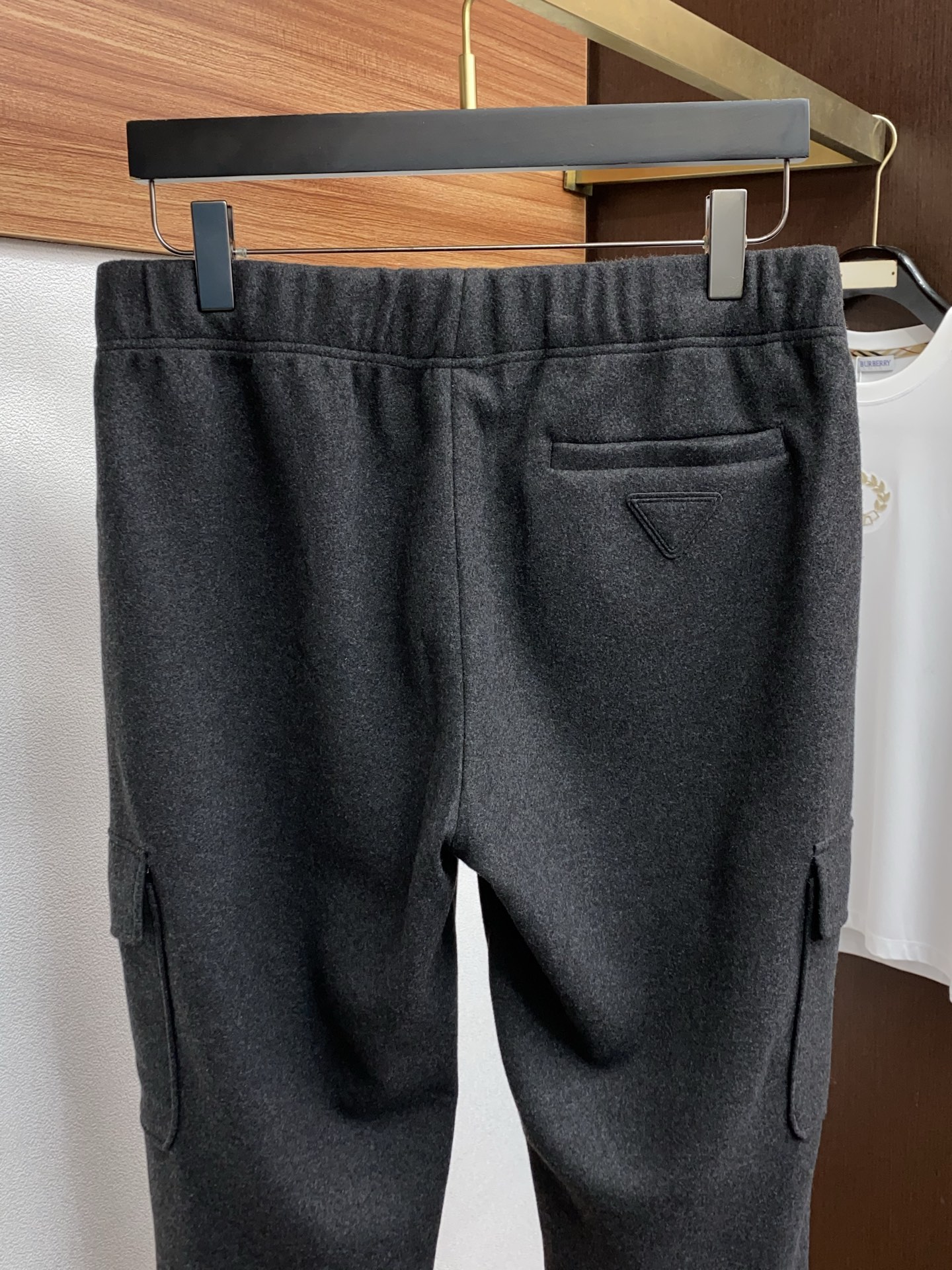 普拉达 25SS新款羊毛呢抽绳卫裤，男士经典红蓝标识刺绣运动休闲长裤！贸易公司渠道稀出，领先官网发售！法