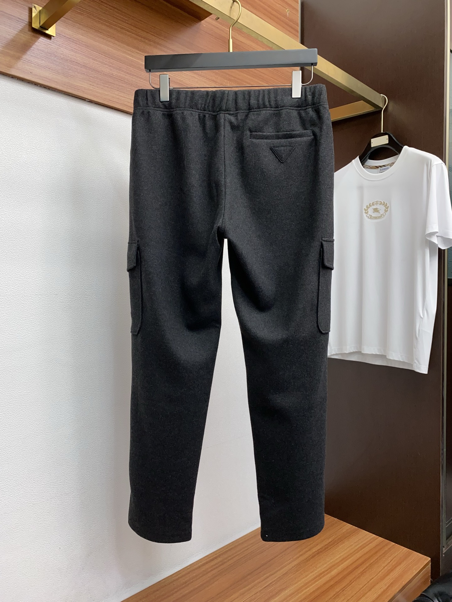 普拉达 25SS新款羊毛呢抽绳卫裤，男士经典红蓝标识刺绣运动休闲长裤！贸易公司渠道稀出，领先官网发售！法