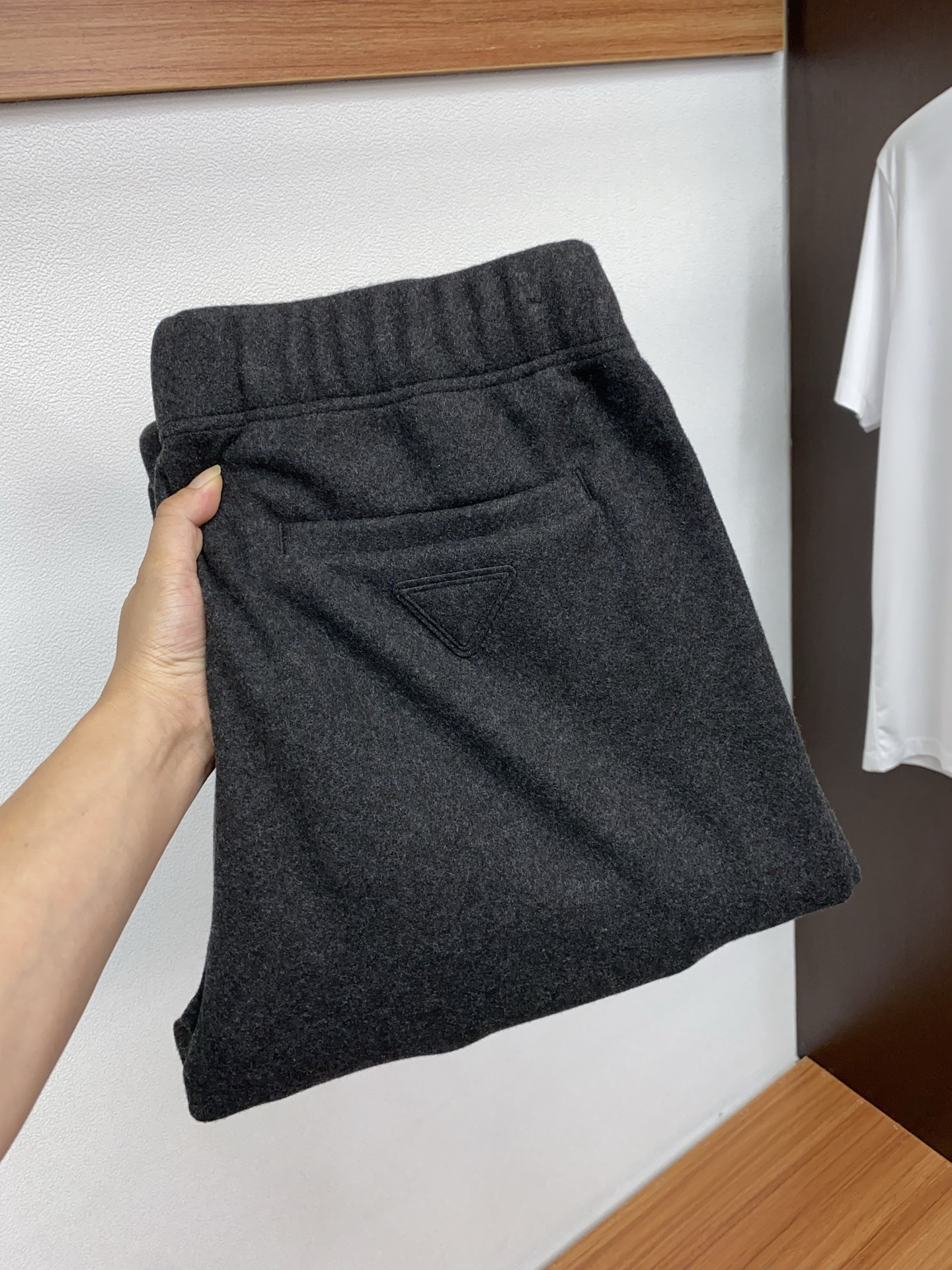 普拉达 25SS新款羊毛呢抽绳卫裤，男士经典红蓝标识刺绣运动休闲长裤！贸易公司渠道稀出，领先官网发售！法