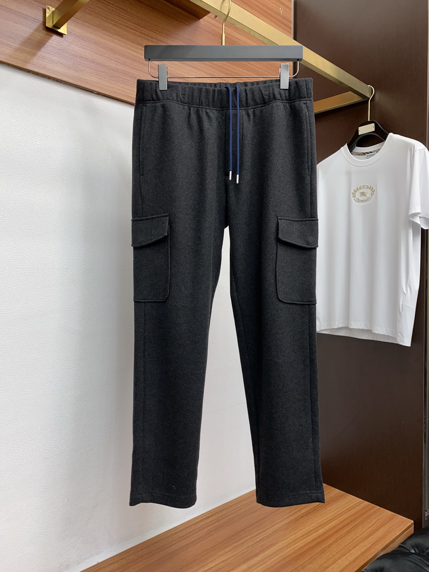 普拉达 25SS新款羊毛呢抽绳卫裤，男士经典红蓝标识刺绣运动休闲长裤！贸易公司渠道稀出，领先官网发售！法