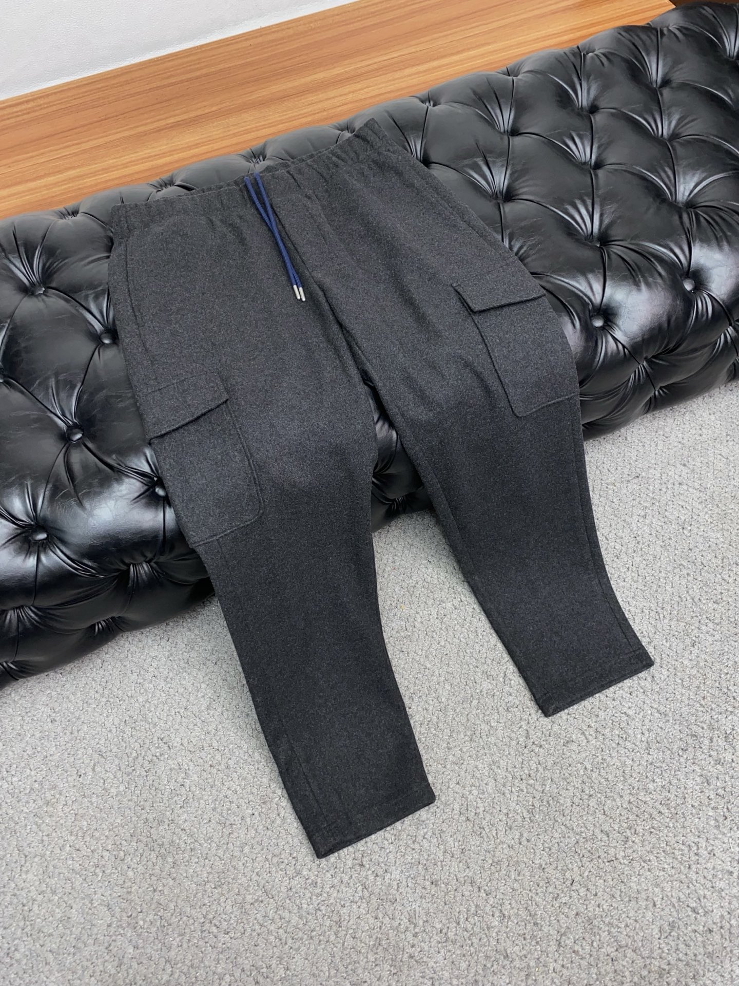 普拉达 25SS新款羊毛呢抽绳卫裤，男士经典红蓝标识刺绣运动休闲长裤！贸易公司渠道稀出，领先官网发售！法