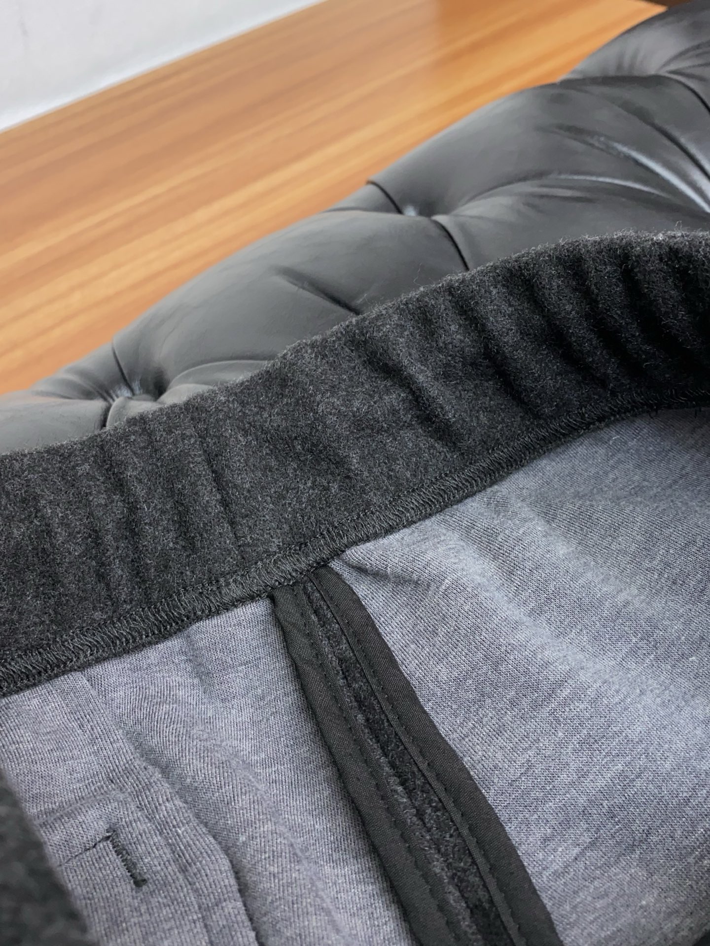 普拉达 25SS新款羊毛呢抽绳卫裤，男士经典红蓝标识刺绣运动休闲长裤！贸易公司渠道稀出，领先官网发售！法