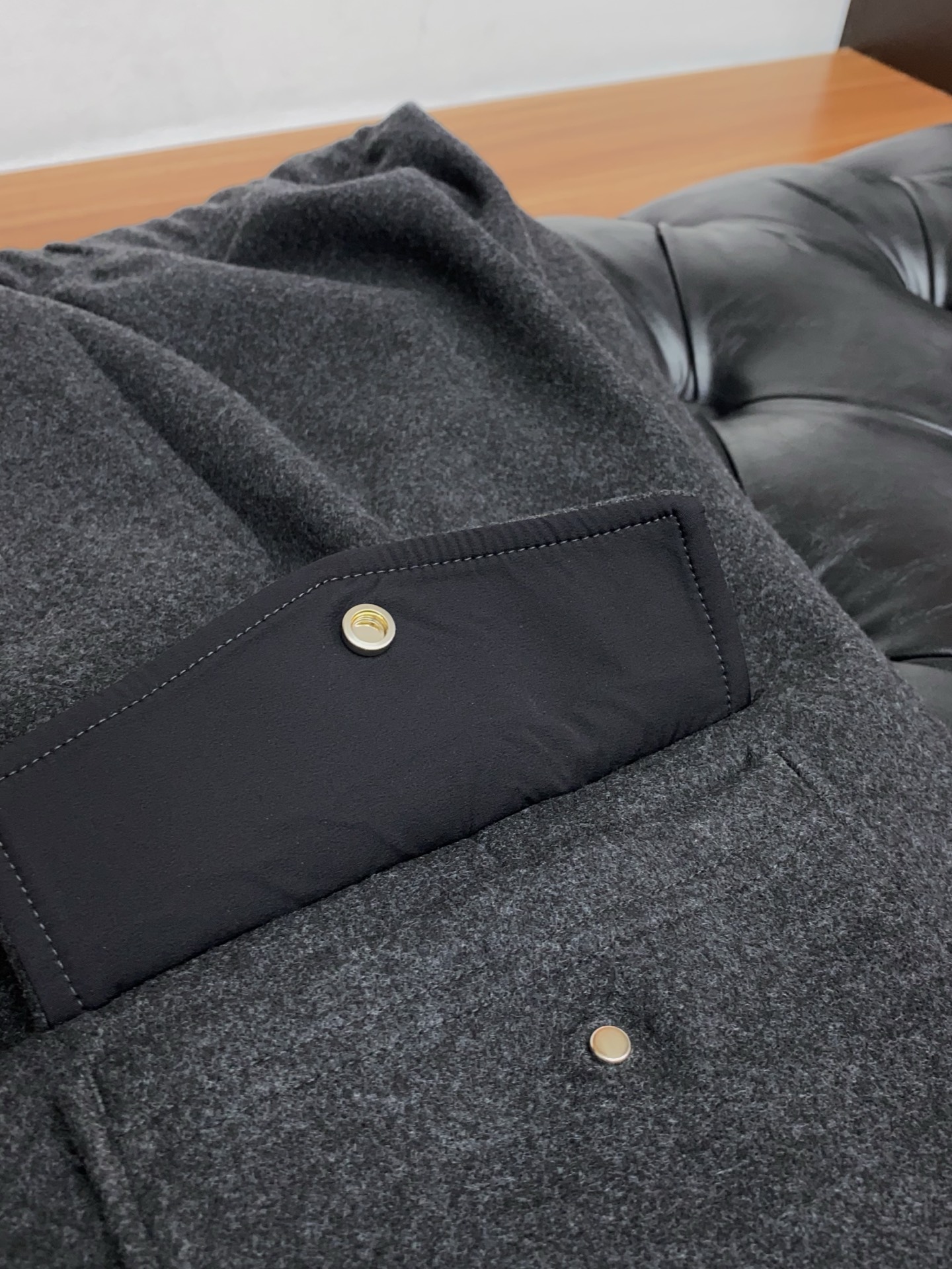 普拉达 25SS新款羊毛呢抽绳卫裤，男士经典红蓝标识刺绣运动休闲长裤！贸易公司渠道稀出，领先官网发售！法