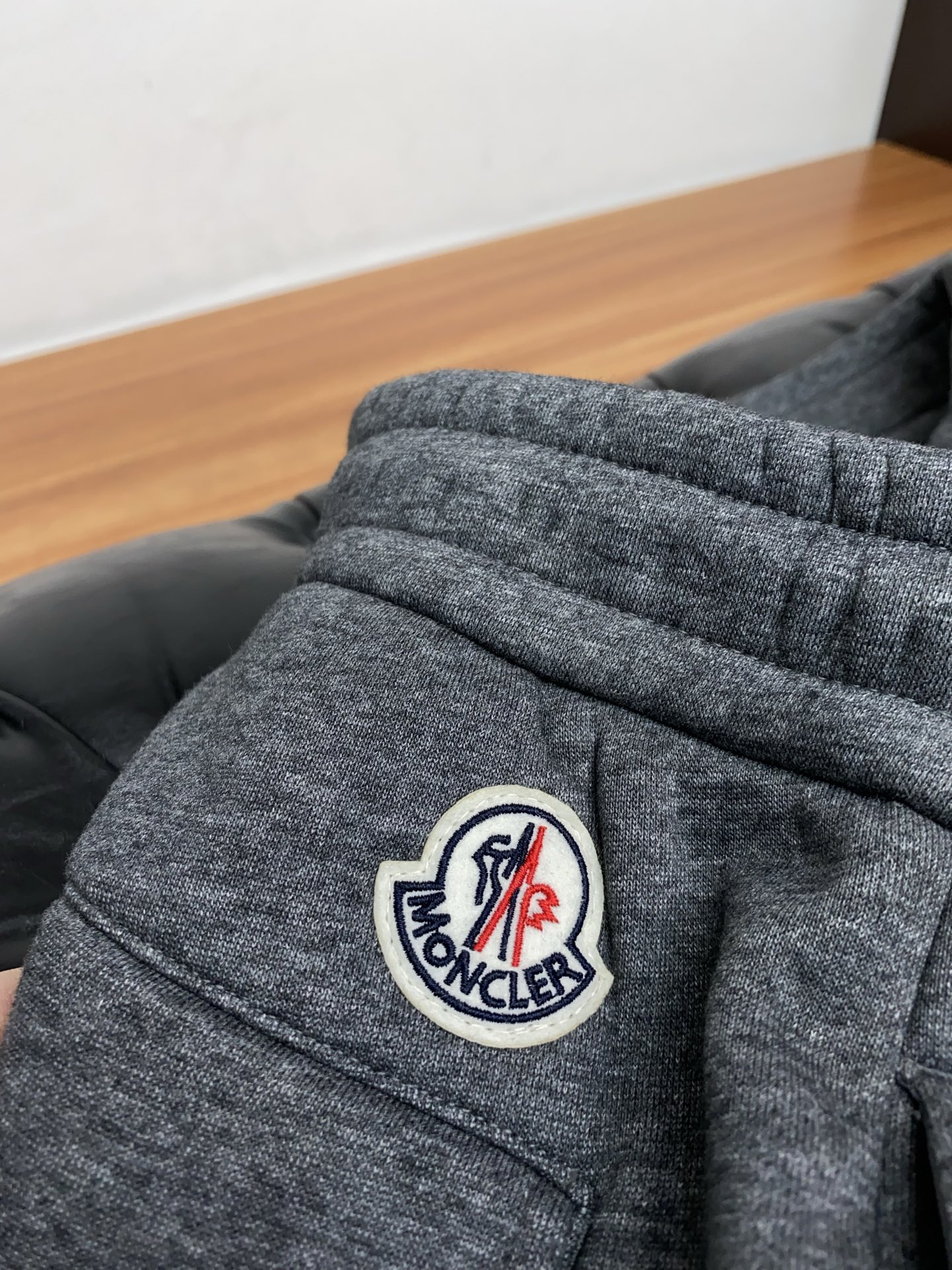 蒙口 25SS新款针织抽绳加绒卫裤，男士经典红蓝标识刺绣运动休闲长裤！贸易公司渠道稀出，领先官网发售！法