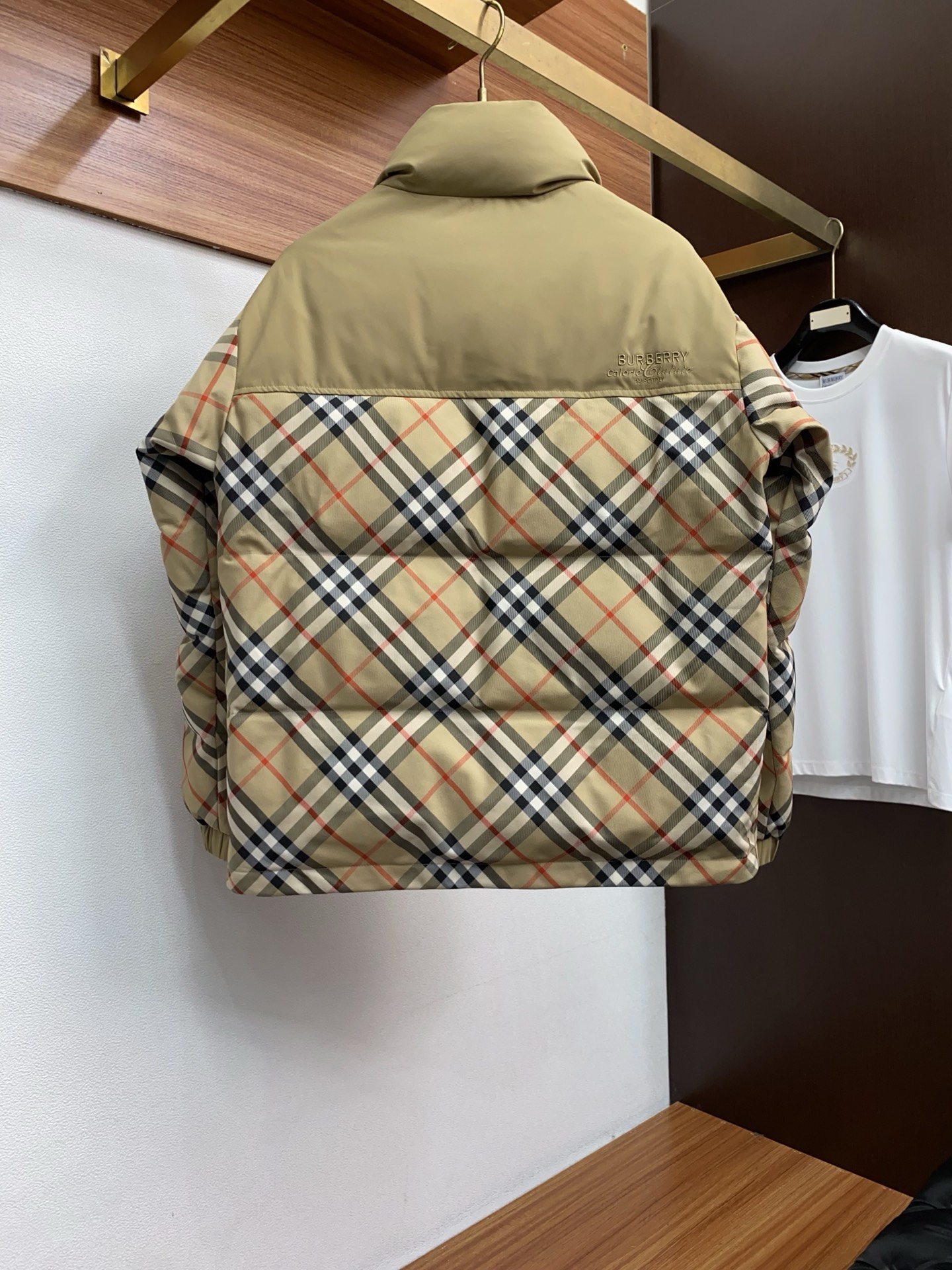 25秋冬上新 巴宝莉经典格子款羽绒服 进口面料 定制五金 简约时尚 适配商务、休闲等多种场合 专柜同步 