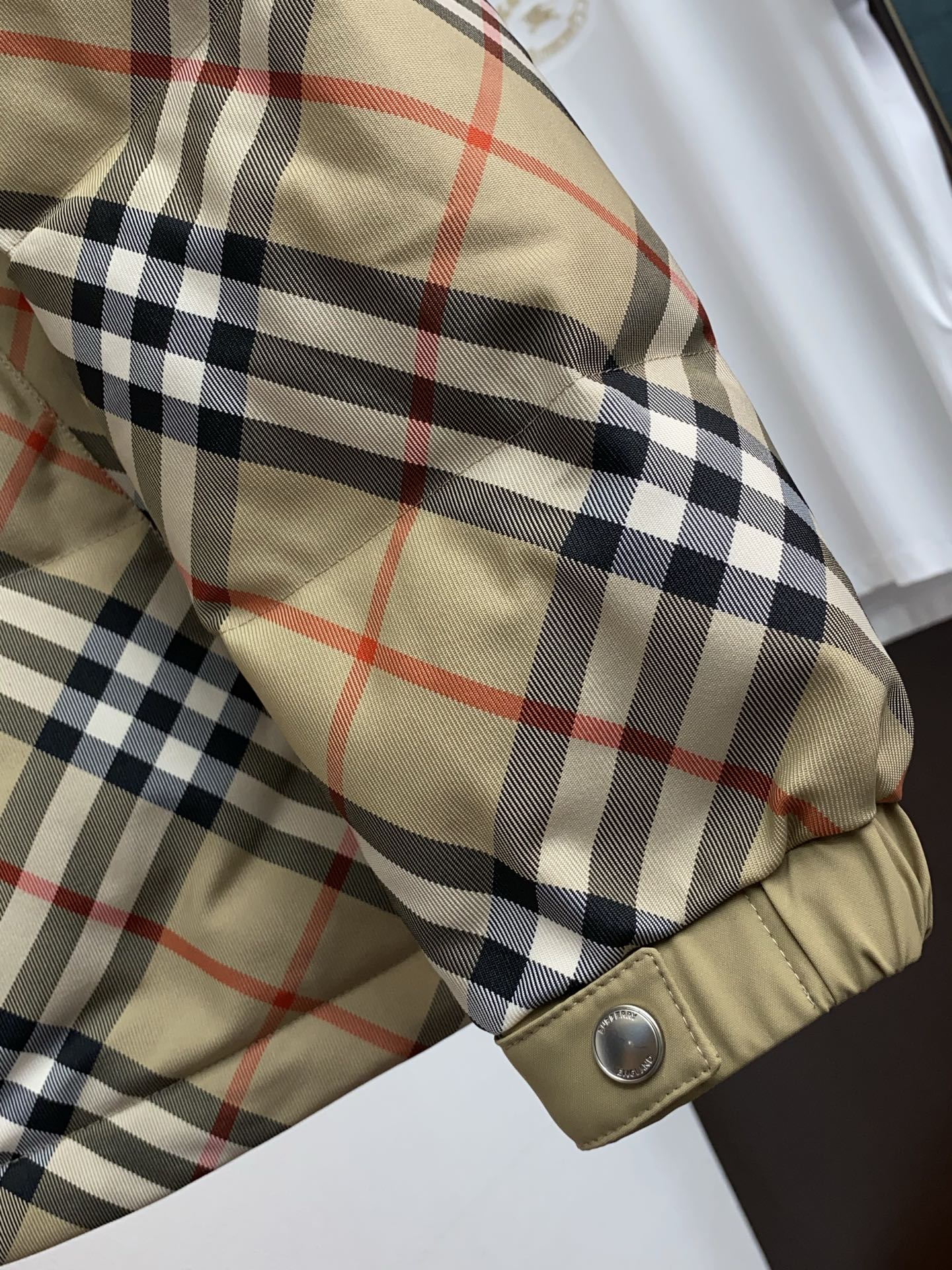 25秋冬上新 巴宝莉经典格子款羽绒服 进口面料 定制五金 简约时尚 适配商务、休闲等多种场合 专柜同步 