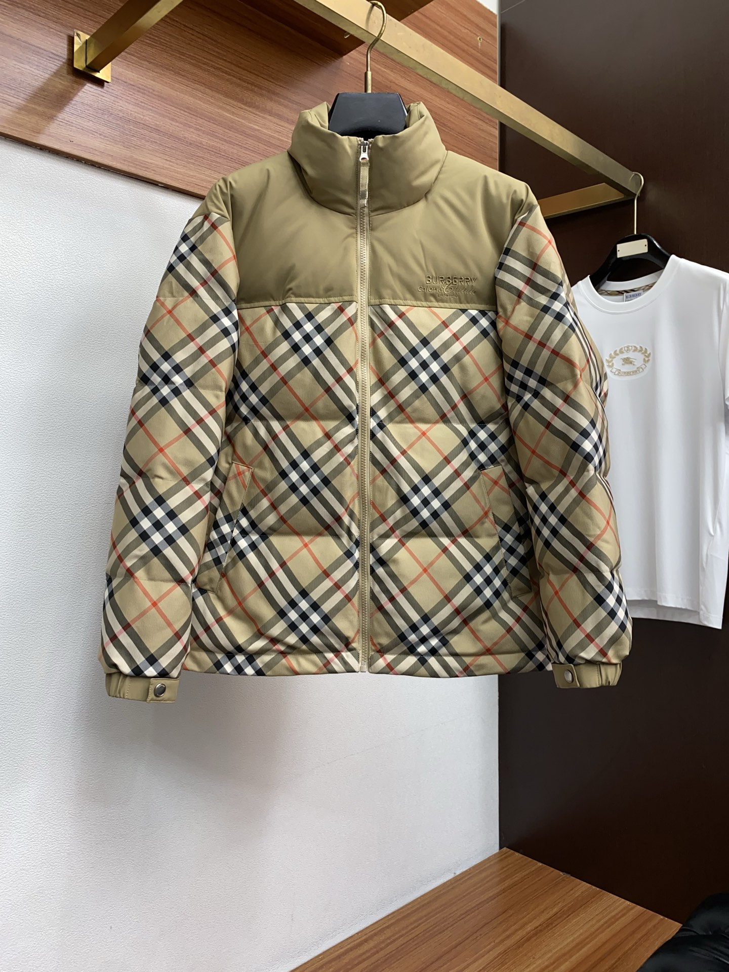 25秋冬上新 巴宝莉经典格子款羽绒服 进口面料 定制五金 简约时尚 适配商务、休闲等多种场合 专柜同步 