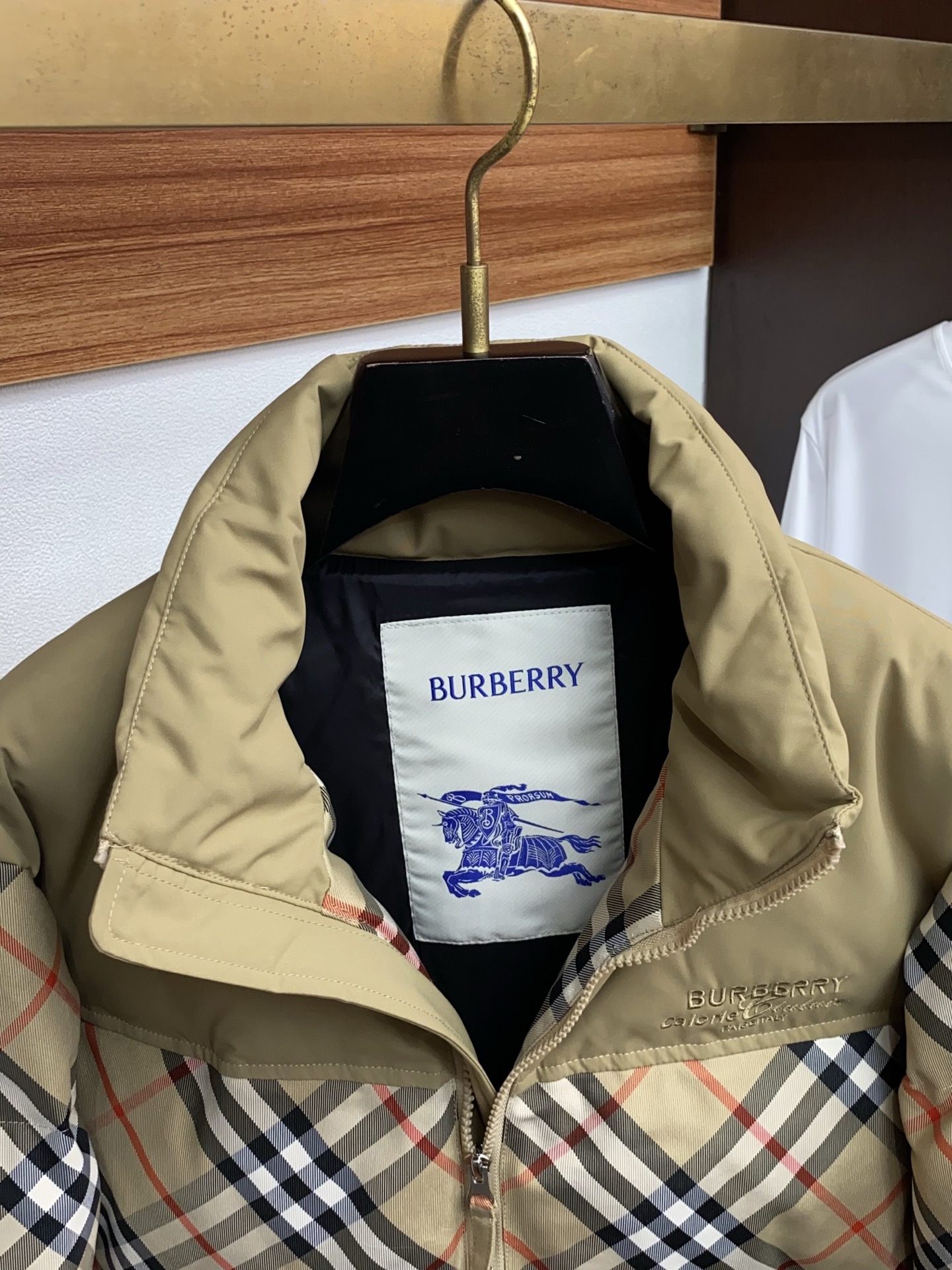 25秋冬上新 巴宝莉经典格子款羽绒服 进口面料 定制五金 简约时尚 适配商务、休闲等多种场合 专柜同步 