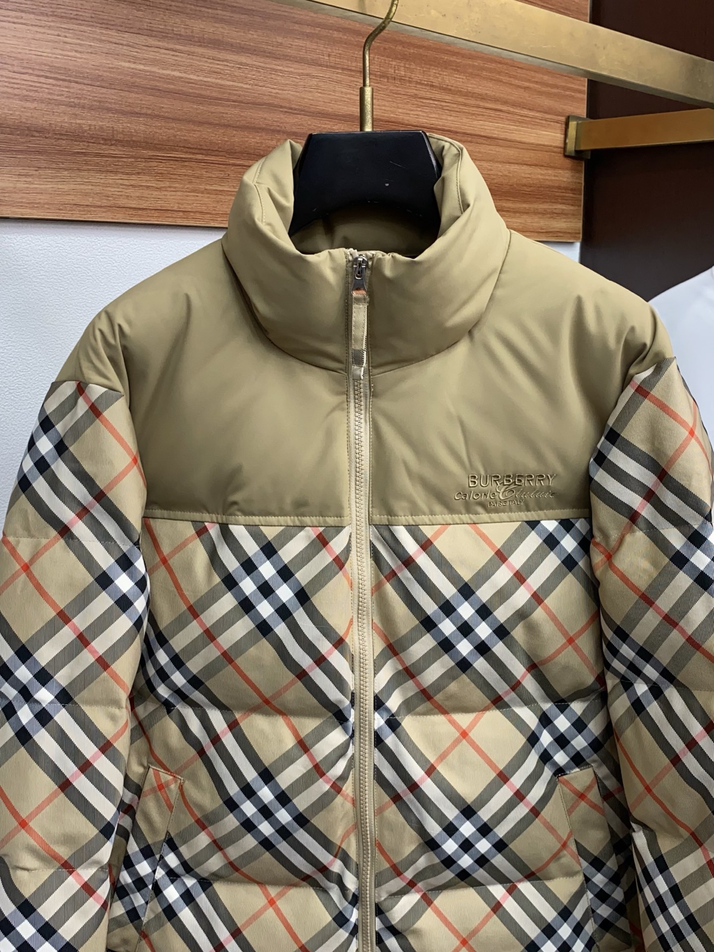 25秋冬上新 巴宝莉经典格子款羽绒服 进口面料 定制五金 简约时尚 适配商务、休闲等多种场合 专柜同步 