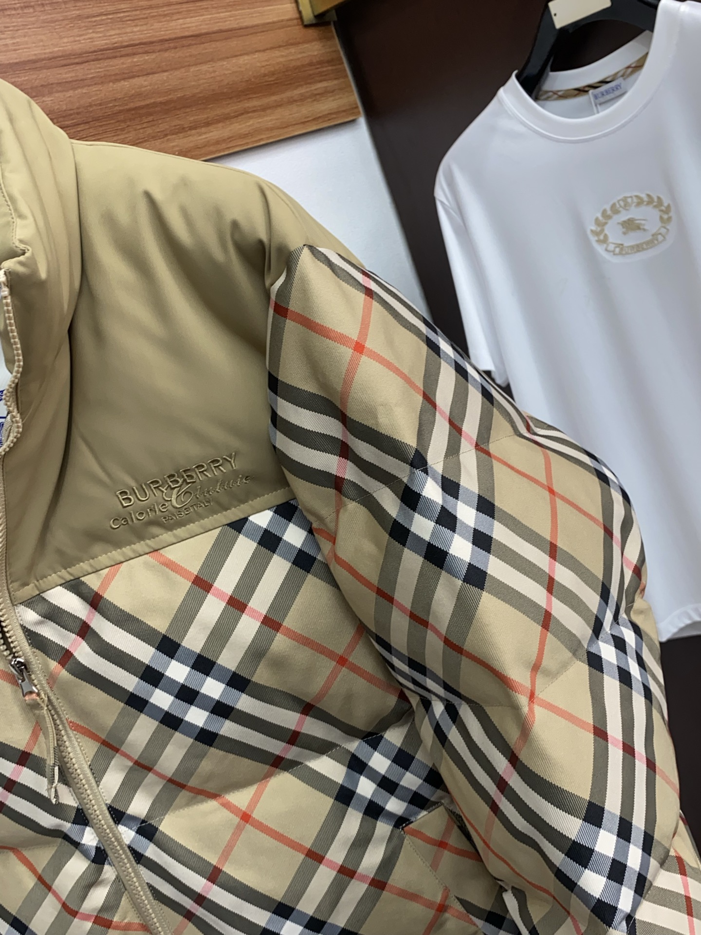 25秋冬上新 巴宝莉经典格子款羽绒服 进口面料 定制五金 简约时尚 适配商务、休闲等多种场合 专柜同步 