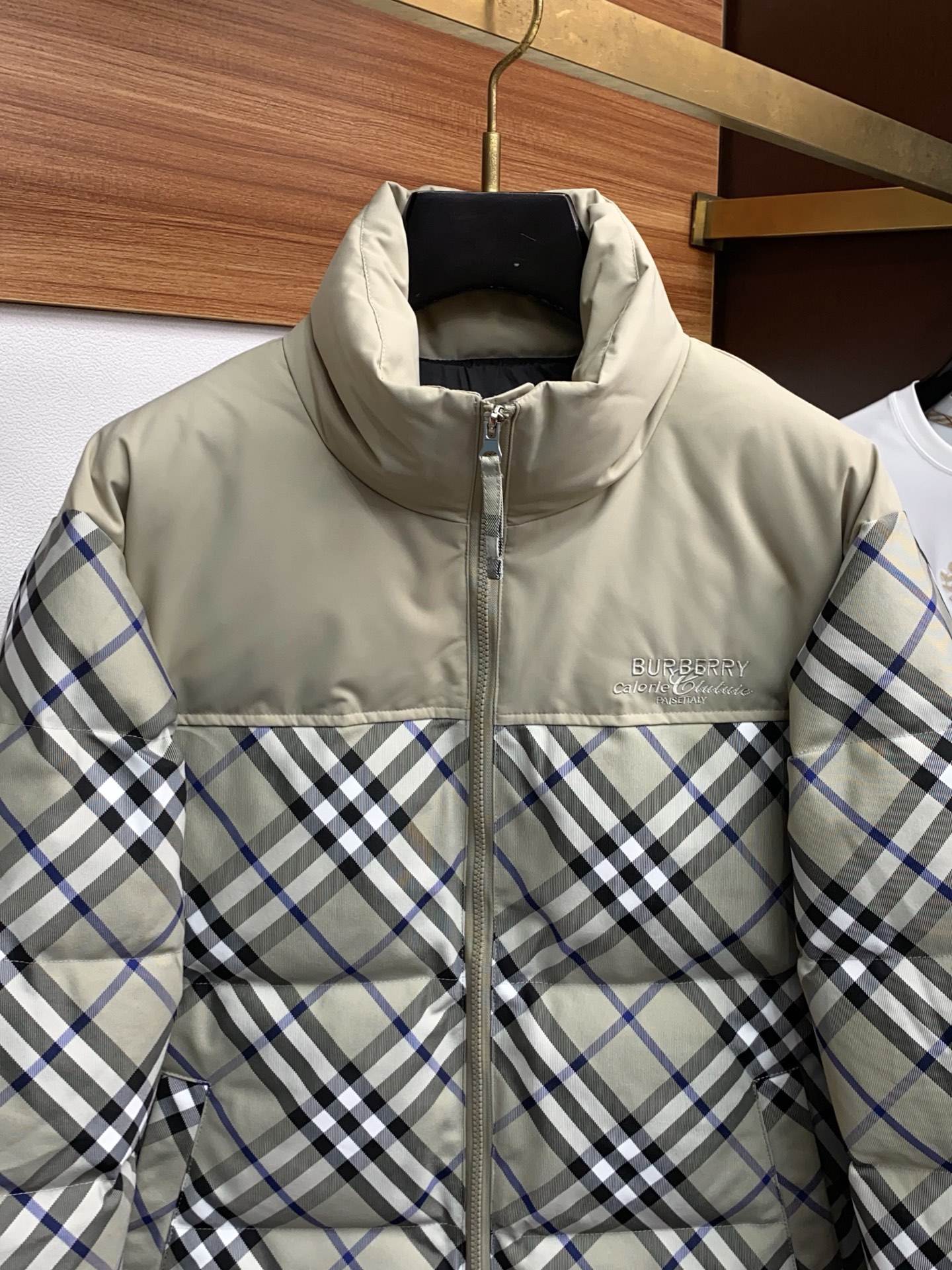 25秋冬上新 巴宝莉经典格子款羽绒服 进口面料 定制五金 简约时尚 适配商务、休闲等多种场合 专柜同步 