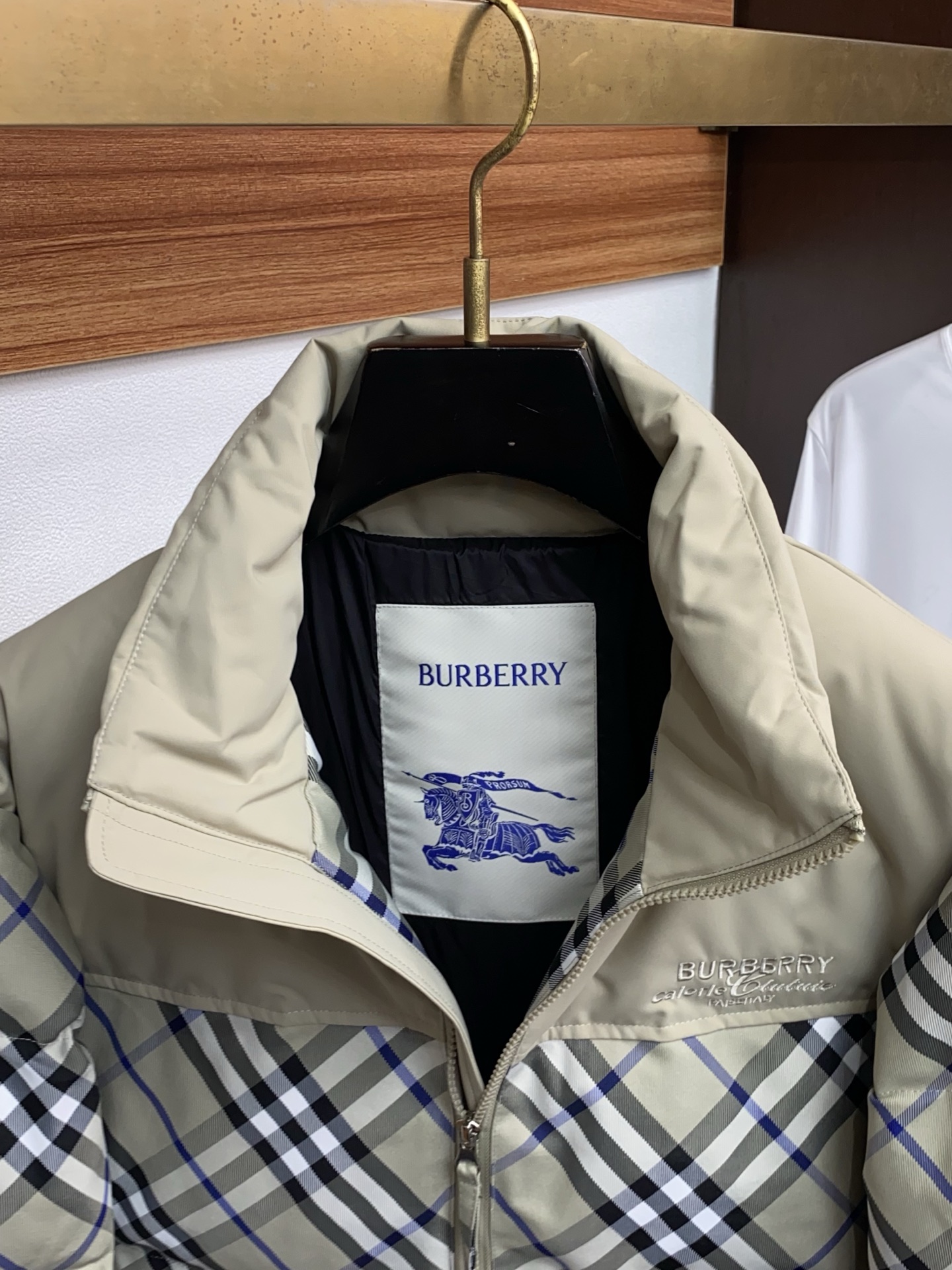 25秋冬上新 巴宝莉经典格子款羽绒服 进口面料 定制五金 简约时尚 适配商务、休闲等多种场合 专柜同步 