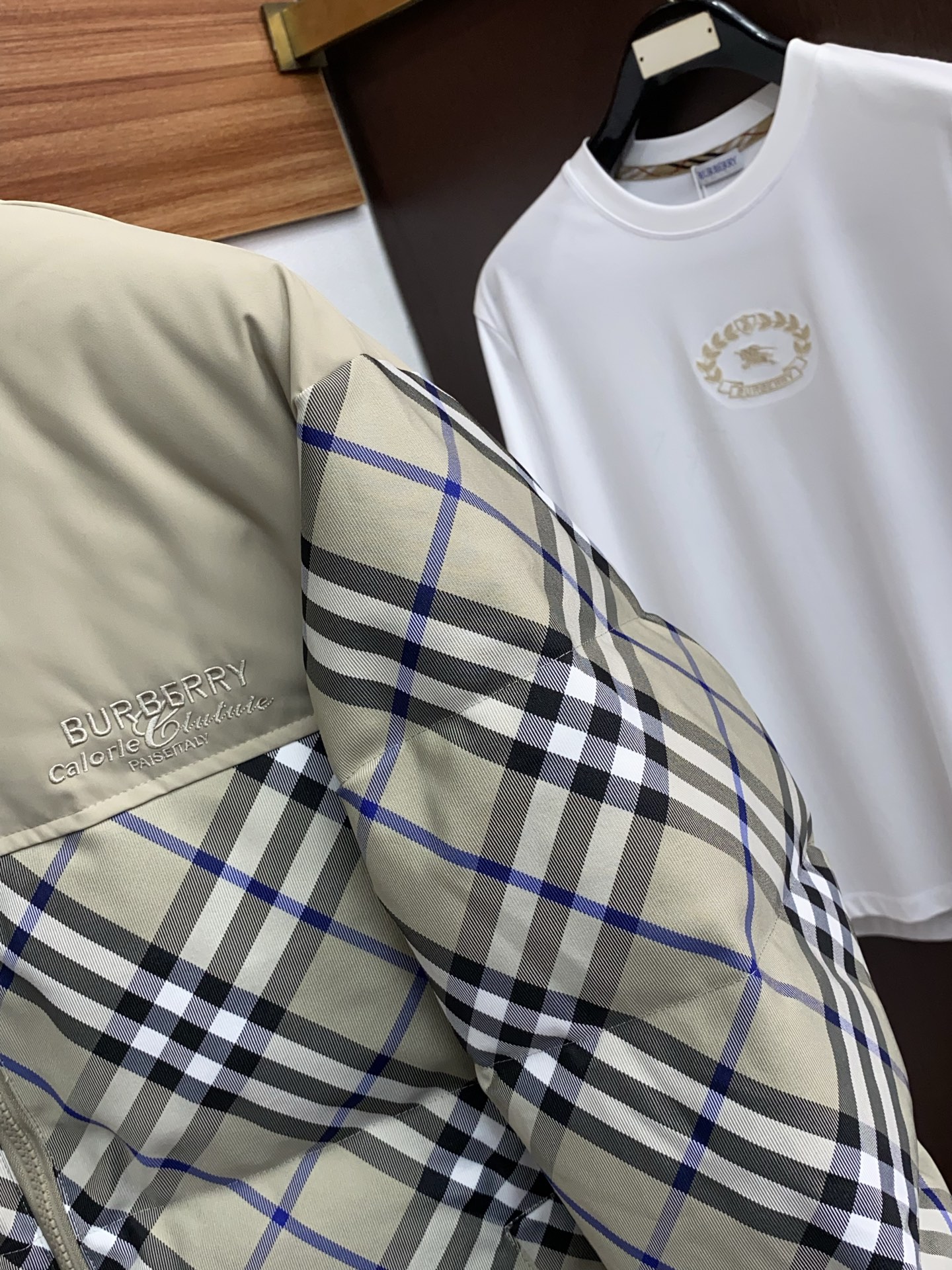 25秋冬上新 巴宝莉经典格子款羽绒服 进口面料 定制五金 简约时尚 适配商务、休闲等多种场合 专柜同步 