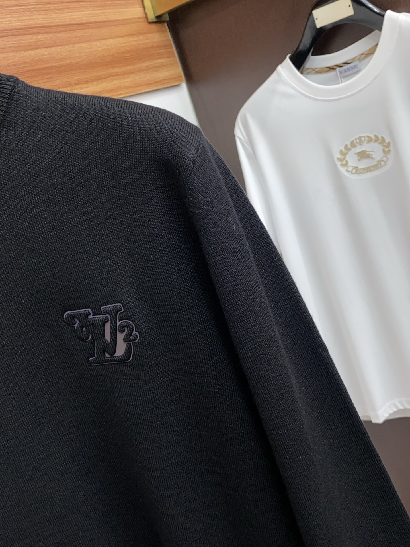 1v路易威登 重磅推荐！2025aw秋冬新款 专柜同步 时尚经典基础款本色针织 大牌元素logo 秋冬必