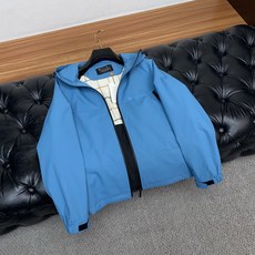 Loro Piana 诺悠翩雅 棉衣夹克外套,简约而利落的帽领设计便足以吸引你的目光。不仅为整体造型增添了一份干练与精神 Loro Piana 诺悠翩雅 棉衣夹克外套,简约而利落的帽领设计便足以吸引你的目光。不仅为整体造型增添了一份干练与精神