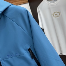 Loro Piana 诺悠翩雅 棉衣夹克外套,简约而利落的帽领设计便足以吸引你的目光。不仅为整体造型增添了一份干练与精神 Loro Piana 诺悠翩雅 棉衣夹克外套,简约而利落的帽领设计便足以吸引你的目光。不仅为整体造型增添了一份干练与精神