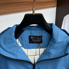 Loro Piana 诺悠翩雅 棉衣夹克外套,简约而利落的帽领设计便足以吸引你的目光。不仅为整体造型增添了一份干练与精神 Loro Piana 诺悠翩雅 棉衣夹克外套,简约而利落的帽领设计便足以吸引你的目光。不仅为整体造型增添了一份干练与精神