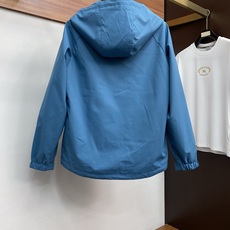 Loro Piana 诺悠翩雅 棉衣夹克外套,简约而利落的帽领设计便足以吸引你的目光。不仅为整体造型增添了一份干练与精神 Loro Piana 诺悠翩雅 棉衣夹克外套,简约而利落的帽领设计便足以吸引你的目光。不仅为整体造型增添了一份干练与精神