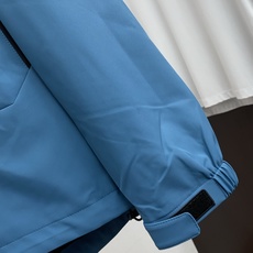 Loro Piana 诺悠翩雅 棉衣夹克外套,简约而利落的帽领设计便足以吸引你的目光。不仅为整体造型增添了一份干练与精神 Loro Piana 诺悠翩雅 棉衣夹克外套,简约而利落的帽领设计便足以吸引你的目光。不仅为整体造型增添了一份干练与精神