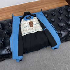 Loro Piana 诺悠翩雅 棉衣夹克外套,简约而利落的帽领设计便足以吸引你的目光。不仅为整体造型增添了一份干练与精神 Loro Piana 诺悠翩雅 棉衣夹克外套,简约而利落的帽领设计便足以吸引你的目光。不仅为整体造型增添了一份干练与精神