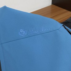 Loro Piana 诺悠翩雅 棉衣夹克外套,简约而利落的帽领设计便足以吸引你的目光。不仅为整体造型增添了一份干练与精神 Loro Piana 诺悠翩雅 棉衣夹克外套,简约而利落的帽领设计便足以吸引你的目光。不仅为整体造型增添了一份干练与精神