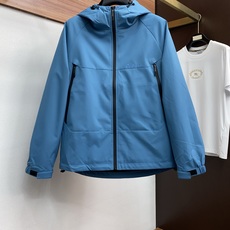 Loro Piana 诺悠翩雅 棉衣夹克外套,简约而利落的帽领设计便足以吸引你的目光。不仅为整体造型增添了一份干练与精神 Loro Piana 诺悠翩雅 棉衣夹克外套,简约而利落的帽领设计便足以吸引你的目光。不仅为整体造型增添了一份干练与精神