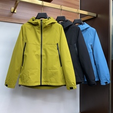 Loro Piana 诺悠翩雅 棉衣夹克外套,简约而利落的帽领设计便足以吸引你的目光。不仅为整体造型增添了一份干练与精神 Loro Piana 诺悠翩雅 棉衣夹克外套,简约而利落的帽领设计便足以吸引你的目光。不仅为整体造型增添了一份干练与精神