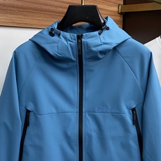 Loro Piana 诺悠翩雅 棉衣夹克外套,简约而利落的帽领设计便足以吸引你的目光。不仅为整体造型增添了一份干练与精神 Loro Piana 诺悠翩雅 棉衣夹克外套,简约而利落的帽领设计便足以吸引你的目光。不仅为整体造型增添了一份干练与精神