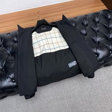 Loro Piana 诺悠翩雅 棉衣夹克外套,简约而利落的帽领设计便足以吸引你的目光。不仅为整体造型增添了一份干练与精神 Loro Piana 诺悠翩雅 棉衣夹克外套,简约而利落的帽领设计便足以吸引你的目光。不仅为整体造型增添了一份干练与精神