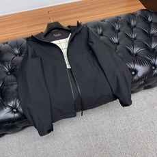 Loro Piana 诺悠翩雅 棉衣夹克外套,简约而利落的帽领设计便足以吸引你的目光。不仅为整体造型增添了一份干练与精神 Loro Piana 诺悠翩雅 棉衣夹克外套,简约而利落的帽领设计便足以吸引你的目光。不仅为整体造型增添了一份干练与精神