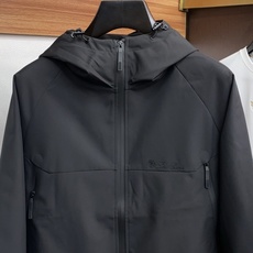 Loro Piana 诺悠翩雅 棉衣夹克外套,简约而利落的帽领设计便足以吸引你的目光。不仅为整体造型增添了一份干练与精神 Loro Piana 诺悠翩雅 棉衣夹克外套,简约而利落的帽领设计便足以吸引你的目光。不仅为整体造型增添了一份干练与精神