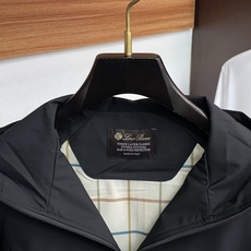 Loro Piana 诺悠翩雅 棉衣夹克外套,简约而利落的帽领设计便足以吸引你的目光。不仅为整体造型增添了一份干练与精神 Loro Piana 诺悠翩雅 棉衣夹克外套,简约而利落的帽领设计便足以吸引你的目光。不仅为整体造型增添了一份干练与精神