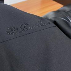 Loro Piana 诺悠翩雅 棉衣夹克外套,简约而利落的帽领设计便足以吸引你的目光。不仅为整体造型增添了一份干练与精神 Loro Piana 诺悠翩雅 棉衣夹克外套,简约而利落的帽领设计便足以吸引你的目光。不仅为整体造型增添了一份干练与精神
