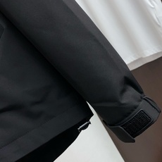 Loro Piana 诺悠翩雅 棉衣夹克外套,简约而利落的帽领设计便足以吸引你的目光。不仅为整体造型增添了一份干练与精神 Loro Piana 诺悠翩雅 棉衣夹克外套,简约而利落的帽领设计便足以吸引你的目光。不仅为整体造型增添了一份干练与精神