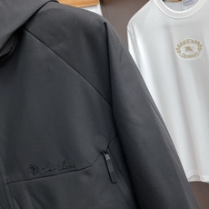 Loro Piana 诺悠翩雅 棉衣夹克外套,简约而利落的帽领设计便足以吸引你的目光。不仅为整体造型增添了一份干练与精神 Loro Piana 诺悠翩雅 棉衣夹克外套,简约而利落的帽领设计便足以吸引你的目光。不仅为整体造型增添了一份干练与精神