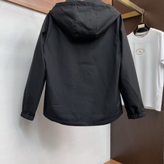 Loro Piana 诺悠翩雅 棉衣夹克外套,简约而利落的帽领设计便足以吸引你的目光。不仅为整体造型增添了一份干练与精神 Loro Piana 诺悠翩雅 棉衣夹克外套,简约而利落的帽领设计便足以吸引你的目光。不仅为整体造型增添了一份干练与精神