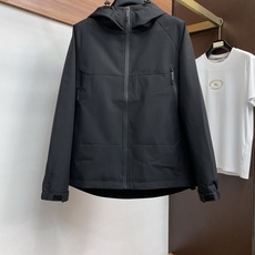 Loro Piana 诺悠翩雅 棉衣夹克外套,简约而利落的帽领设计便足以吸引你的目光。不仅为整体造型增添了一份干练与精神 Loro Piana 诺悠翩雅 棉衣夹克外套,简约而利落的帽领设计便足以吸引你的目光。不仅为整体造型增添了一份干练与精神