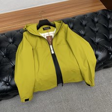 Loro Piana 诺悠翩雅 棉衣夹克外套,简约而利落的帽领设计便足以吸引你的目光。不仅为整体造型增添了一份干练与精神 Loro Piana 诺悠翩雅 棉衣夹克外套,简约而利落的帽领设计便足以吸引你的目光。不仅为整体造型增添了一份干练与精神
