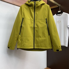 Loro Piana 诺悠翩雅 棉衣夹克外套,简约而利落的帽领设计便足以吸引你的目光。不仅为整体造型增添了一份干练与精神 Loro Piana 诺悠翩雅 棉衣夹克外套,简约而利落的帽领设计便足以吸引你的目光。不仅为整体造型增添了一份干练与精神