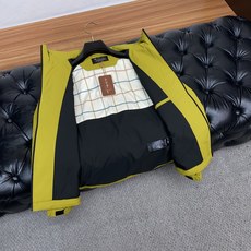 Loro Piana 诺悠翩雅 棉衣夹克外套,简约而利落的帽领设计便足以吸引你的目光。不仅为整体造型增添了一份干练与精神 Loro Piana 诺悠翩雅 棉衣夹克外套,简约而利落的帽领设计便足以吸引你的目光。不仅为整体造型增添了一份干练与精神