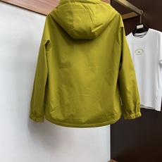 Loro Piana 诺悠翩雅 棉衣夹克外套,简约而利落的帽领设计便足以吸引你的目光。不仅为整体造型增添了一份干练与精神 Loro Piana 诺悠翩雅 棉衣夹克外套,简约而利落的帽领设计便足以吸引你的目光。不仅为整体造型增添了一份干练与精神