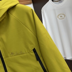 Loro Piana 诺悠翩雅 棉衣夹克外套,简约而利落的帽领设计便足以吸引你的目光。不仅为整体造型增添了一份干练与精神 Loro Piana 诺悠翩雅 棉衣夹克外套,简约而利落的帽领设计便足以吸引你的目光。不仅为整体造型增添了一份干练与精神